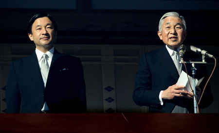 Nhật Hoàng Akihito (phải) và Thái tử Naruhito.